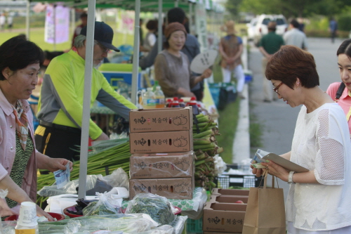 남천둔치에 우리지역 농산물 ‘반짝’ 경산시, 금요장터 ..