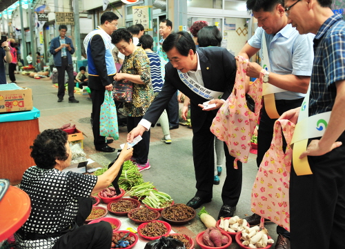 경산시, 명절 앞 ‘전통시장 살리기’ 전통시장 장보기...