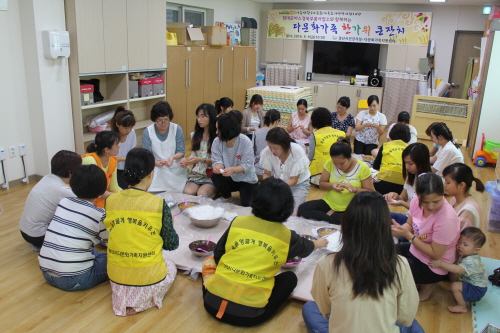 ‘다문화가족 한가위 큰잔치’ 결혼이주여성, 전 부치고 ..