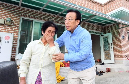 지진 진앙지서 주민들과 하룻밤 김관용 지사, 괴담 불식..