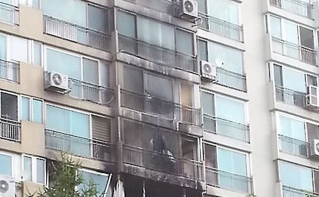 진량 아파트 화재...8명 부상 복도서 불이 나 3.3..