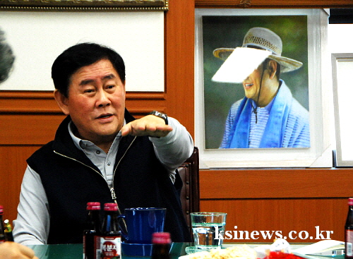 “못난 소나무가 선산을 지킨다!” 지역구 내려온 최경환..