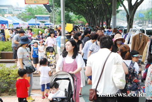 남매공원에서 ‘시끌벅적 벼룩시장’ 중고물품 사고 팔고 ..