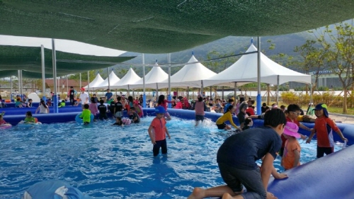 ‘더위 탈출’ 남천강변 무료 물놀이장 옥곡동 백옥교 서..