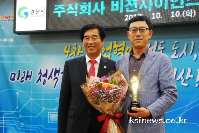 세계 최고의 ‘컬러콘택트렌즈’ 만든다! 