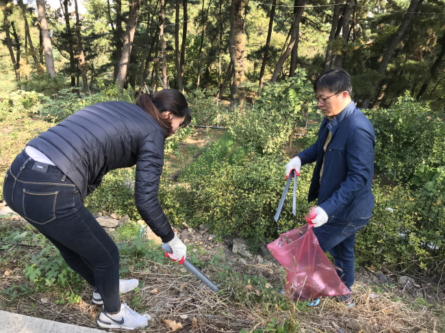 주말 반납하고 도심청소에 나선 공무원들