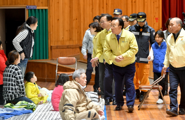 포항 지진, 57명 다치고 1,500여명 대피