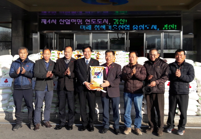 추운 겨울, 온기 전하는 ‘사랑의 쌀’ 