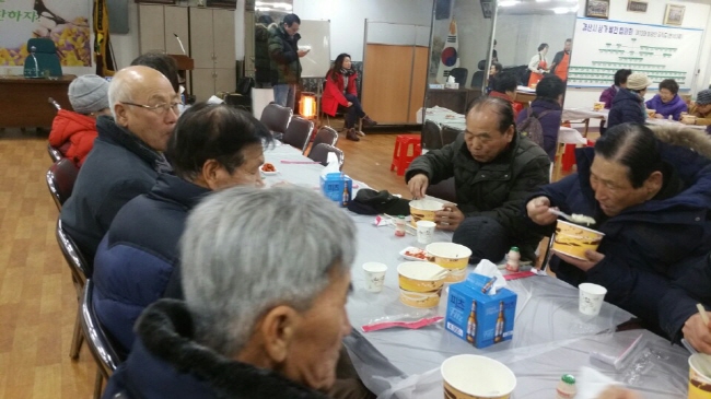 매서운 한파 녹이는 따뜻한 떡국 한 그릇