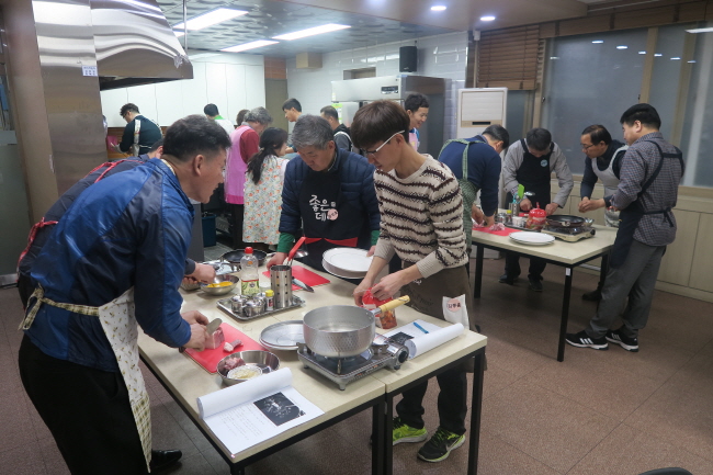 경산시, ‘집밥 男선생 요리교실’ 운영