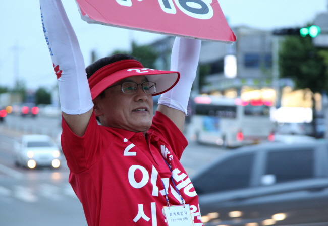 인사 하나로 유권자 시선 사로잡은 선거운동원