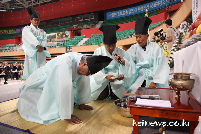 ‘무덤도 없는 영혼이여! 부디 영면하소서’