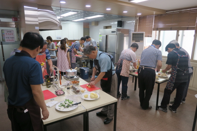 ‘삼식이’ 탈출 위한 ‘집밥 男선생 요리교실’