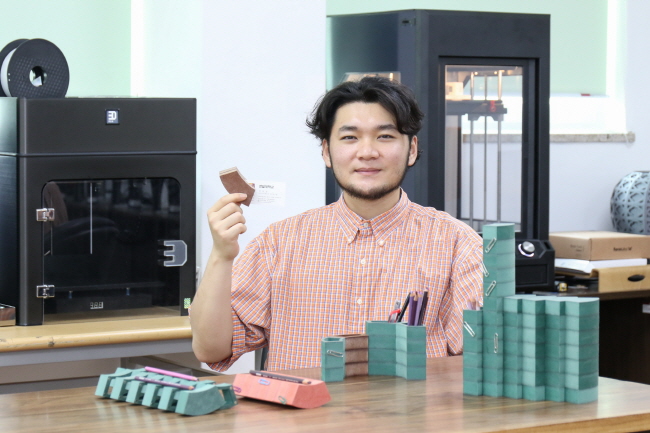 “데스크테리어 트렌드 읽었죠”