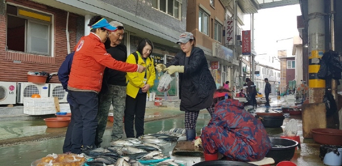 경산시장 상인회, 태풍피해 강구시장 찾아