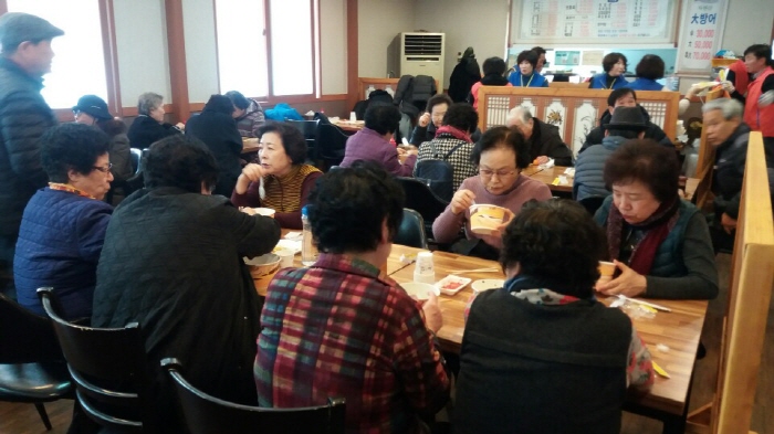 ‘짜사모’, 떡국 나눔 행사 열어
