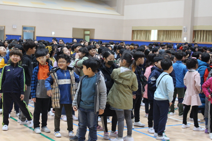 중산지구 이전 성암초, 첫 입학생 맞아