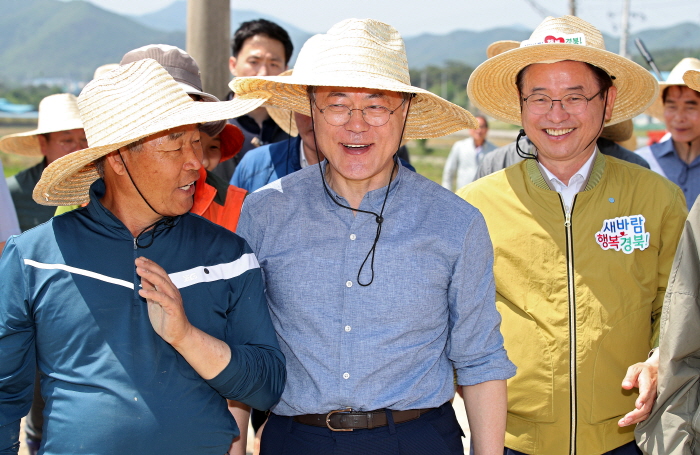 문 대통령, 경주에서 지역민과 모내기