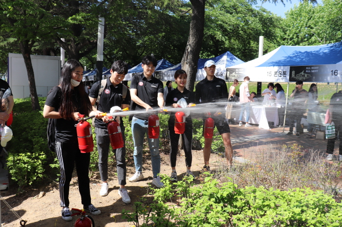 대학생 명예소방관들, 축제 현장 ‘홍보활동’
