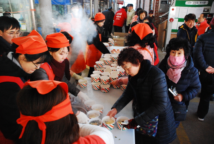 명절 앞 온정 담은 ‘떡국 한 그릇’ 