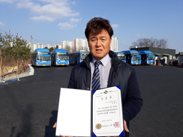 심폐소생술로 한 생명을 살린 버스기사 화제