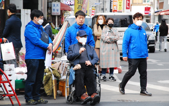 전상헌, ‘정치야! 제발’ 이색 선거운동 눈길