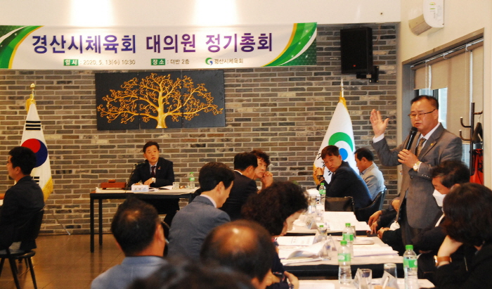 市체육회 임원 선임 “회장 손으로~”