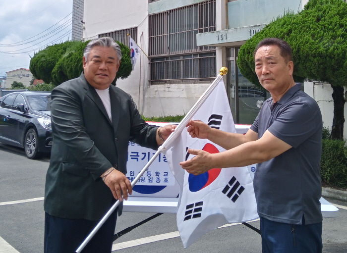 자인초 동창회, 아파트단지에 태극기 선물 