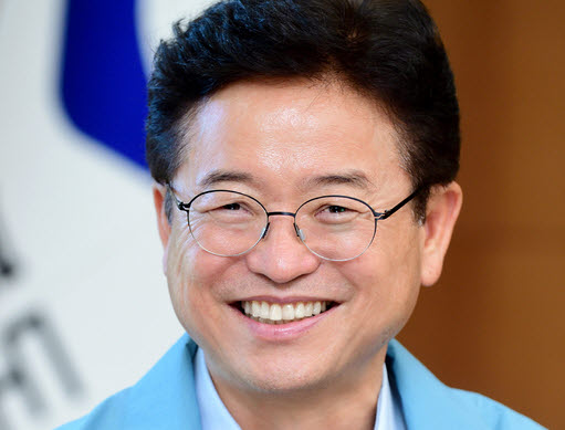 “밝은 보름달 같은 추석 보내시길”