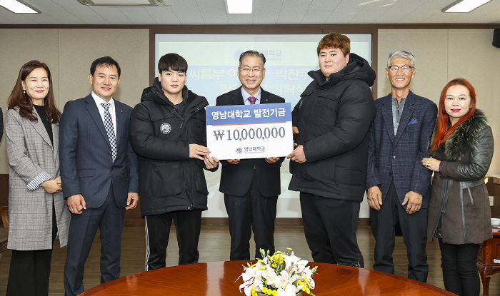 영남대 씨름부 박찬주·이현승 선수, 모교에 1천만 원 ..