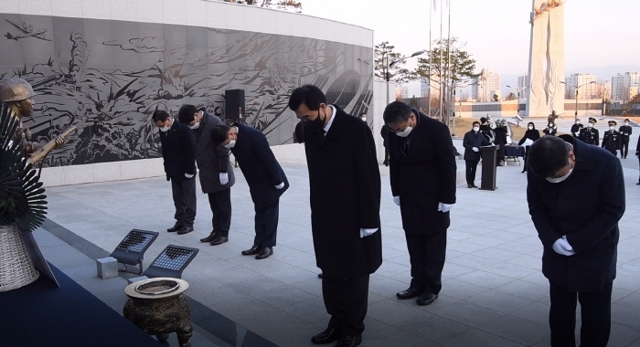 경산시, 충혼탑 참배로 새해 업무 시작