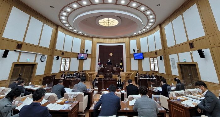 “시청 신청사 건립, 장기적으로 검토하겠다”