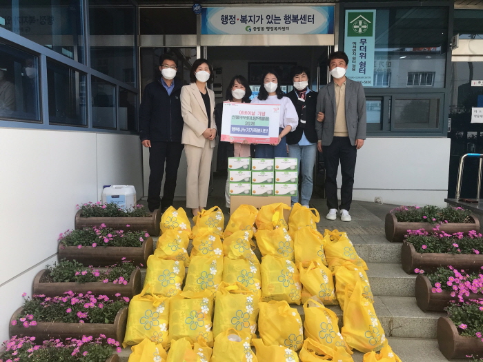 “어르신~ 사랑의 택배가 도착했어요”