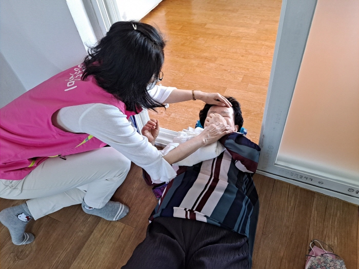 발 빠른 응급처치로 어르신 살린 행복도우미