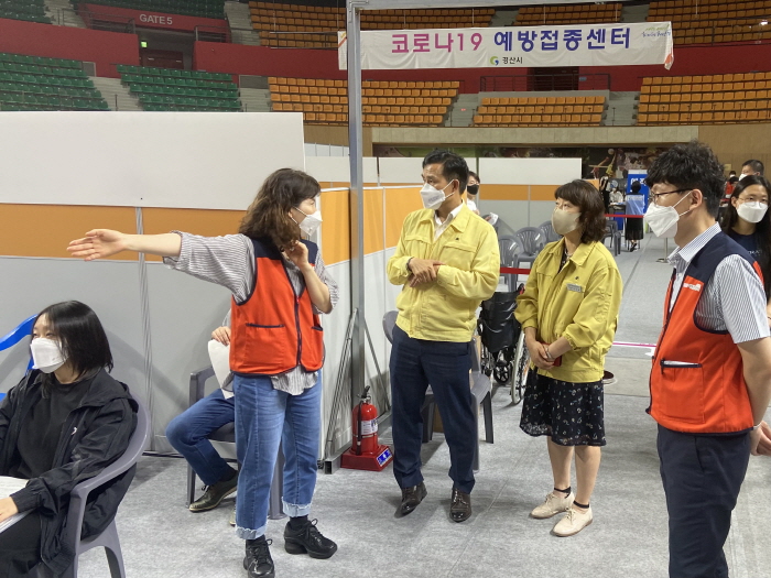 이용만 교육장, 고3 백신접종 현장 점검