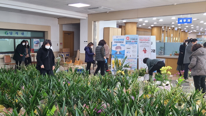 시청 여정회, ‘승진·전보 축하화분 나눔행사’