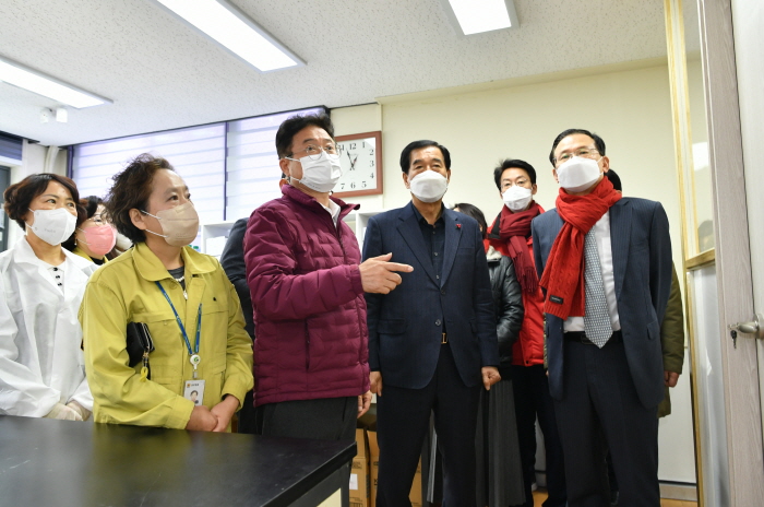 오미크론 확산 시 ‘방역·의료제체 전환’