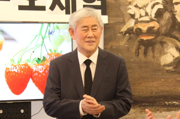 최경환 전 의원, 4년여 만에 고향 찾아