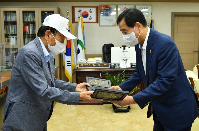 6.25참전유공자회, 최영조 시장에게 감사패 전달
