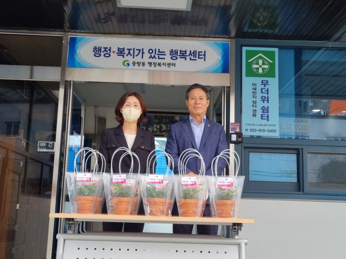 “반려식물로 외로움 달래시길~”