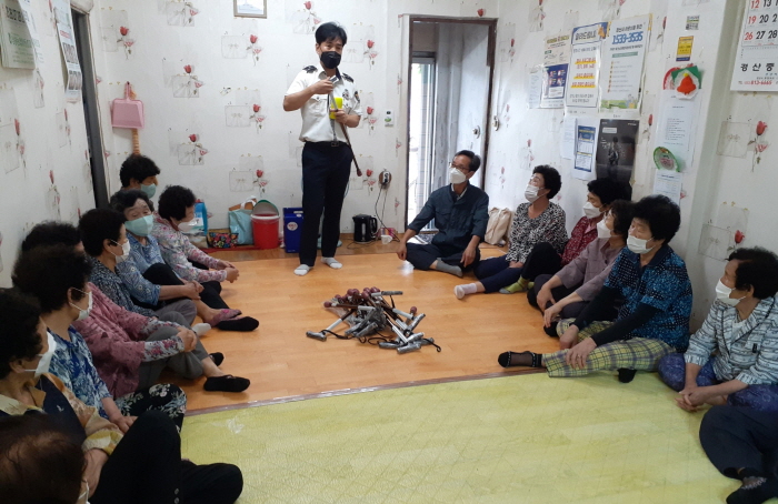 경산署, 지역 경로당에 형광지팡이 전달