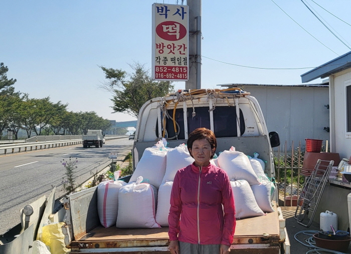 와촌 박사떡방앗간, 사랑의 쌀 전달 
