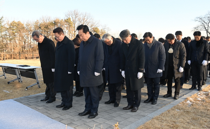 경북도, 충혼탑 참배로 2023년 힘찬 출발