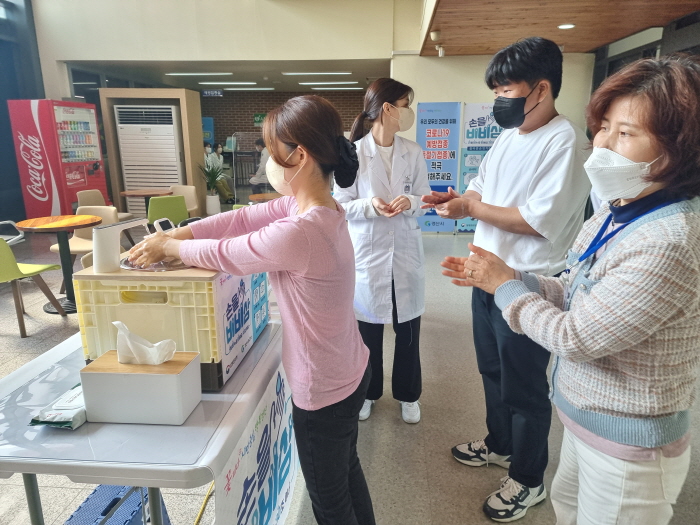 “손씻기 중요성 눈으로 확인하세요”
