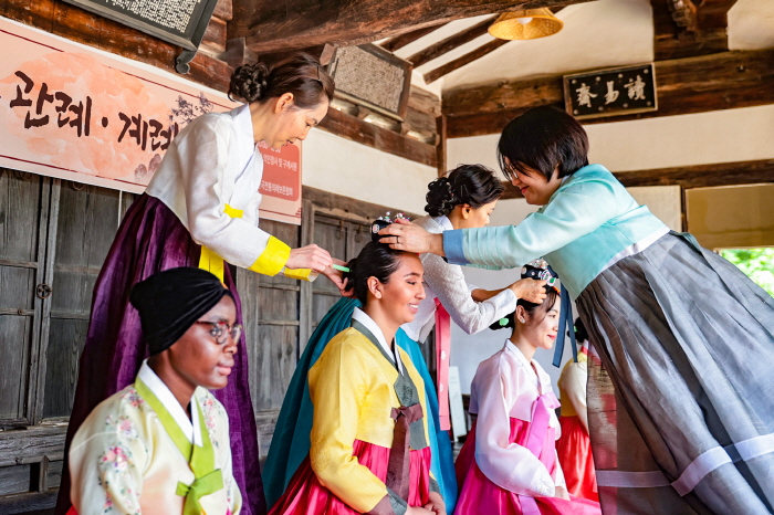 ‘갓 쓰고, 비녀 꽂고’...이색 성년의 날 