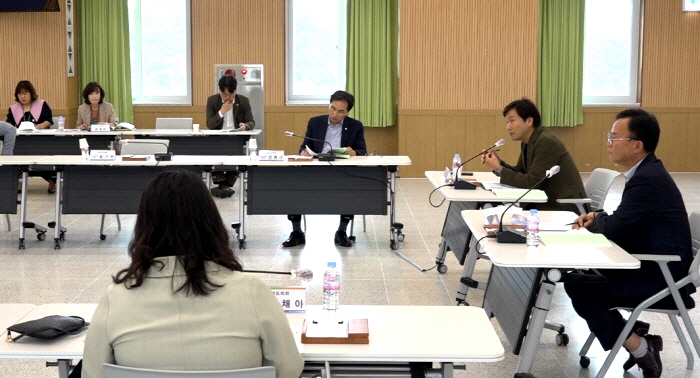 “공연·전시공간 부족, 학교 강당 빌려달라”