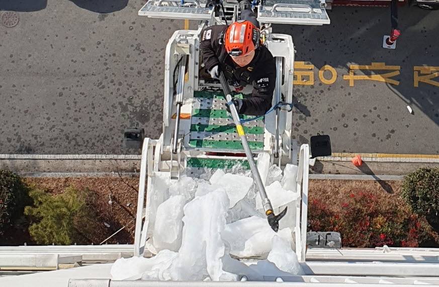 아파트 외벽에 8m 고드름 ‘아찔’
