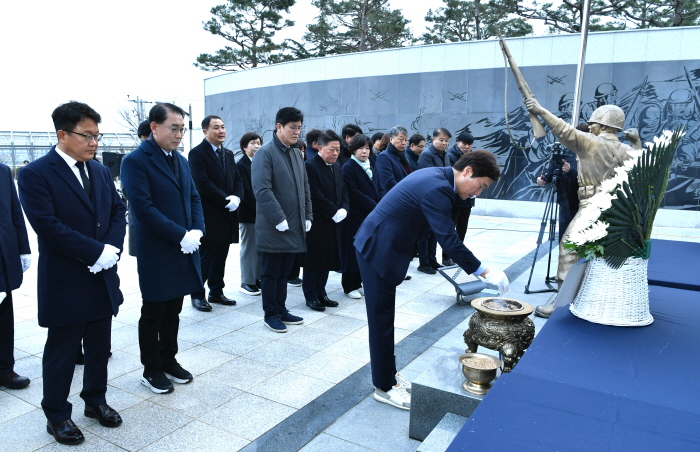 경산시, 충혼탑 참배로 새해 업무 시작
