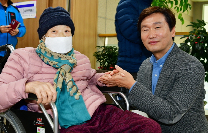 조 시장, 최고령 유권자와 사전투표 참여