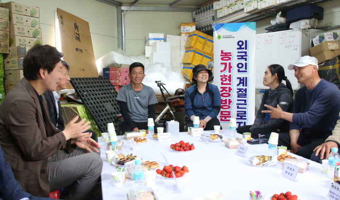 조 시장 ‘외국인 계절근로자’ 현장 격려